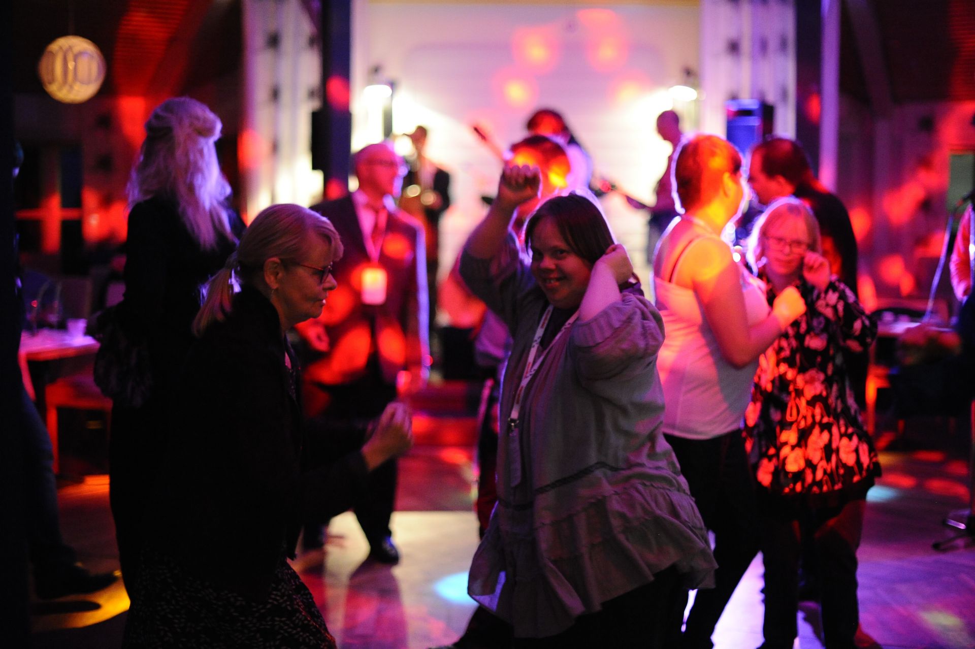 Bild på dansande människor från vår jublieumsfest år 2016.