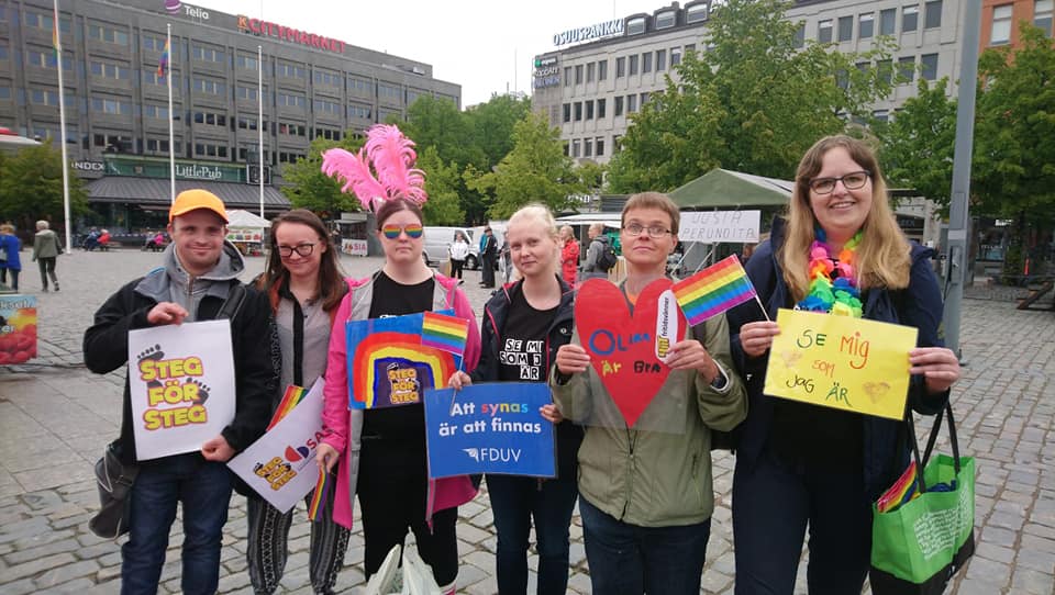 Bild på Steg för Stegs pridedeltagare i Vasa med egengjorda regnbågsteckningar.