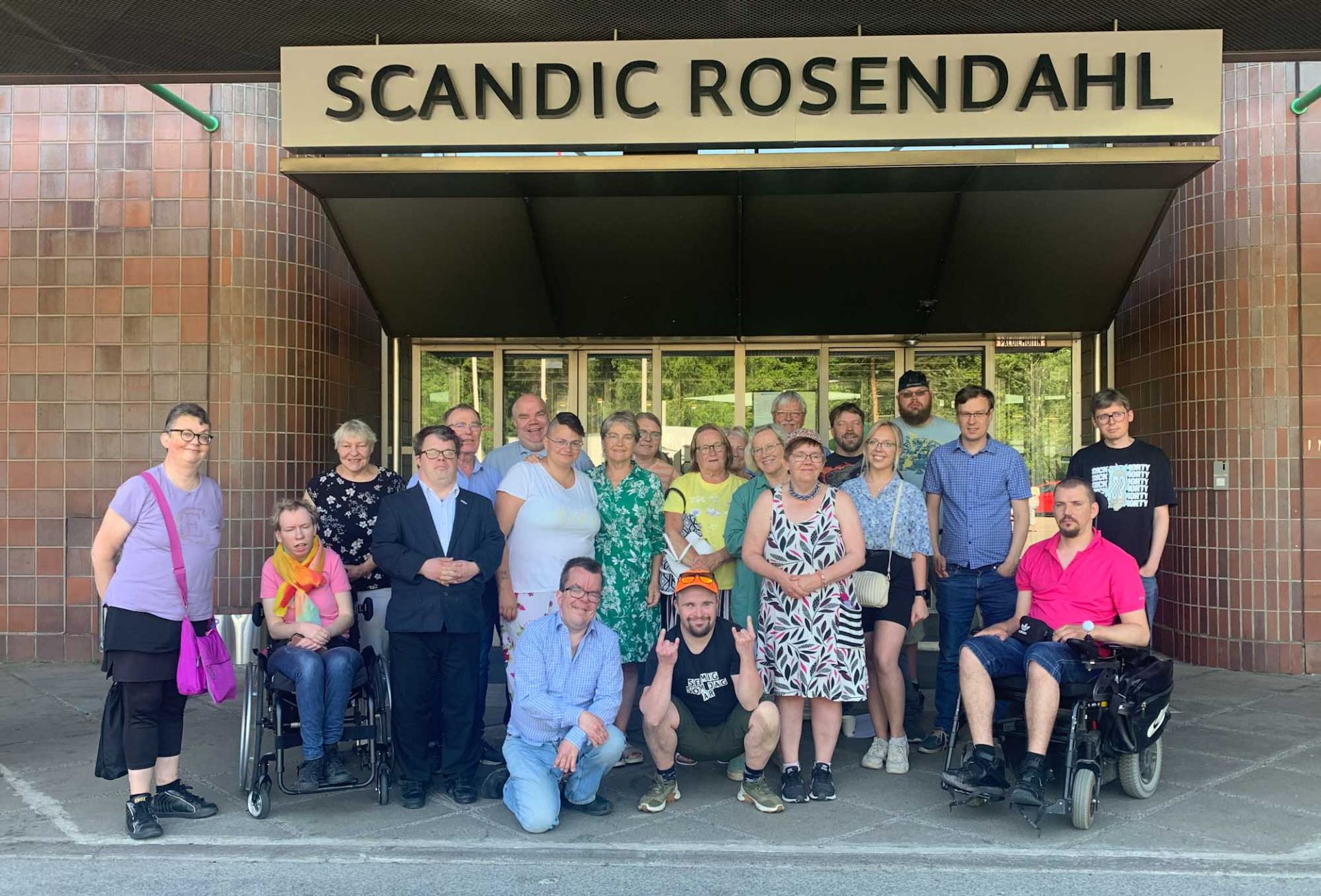 Gruppfoto på alla deltagare utanför hotell Scandic Rosendahl i Tammerfors.
