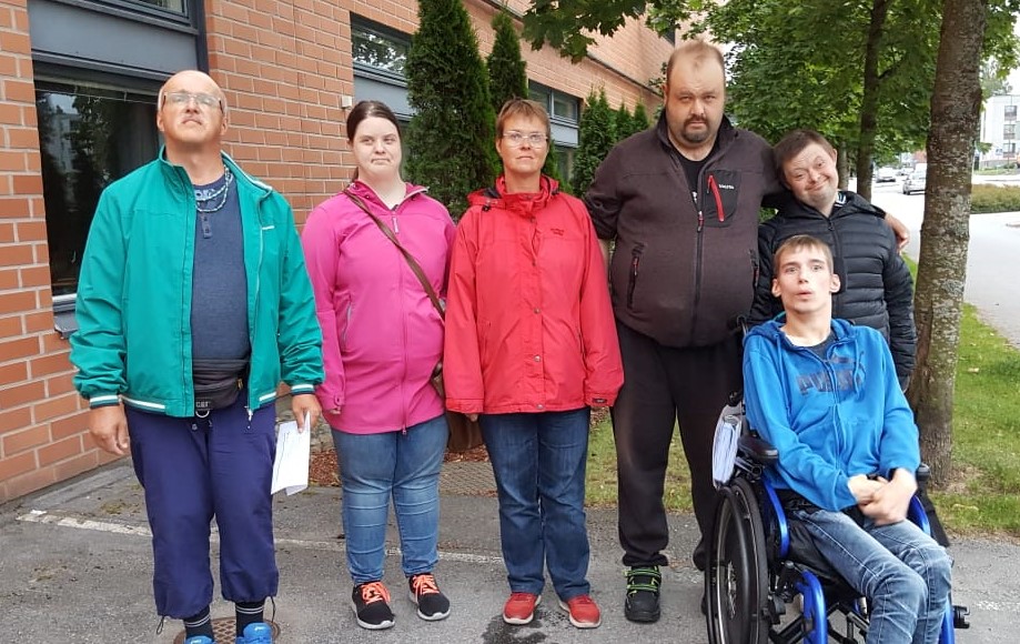 Gruppfoto på fem personer som är medlemmar i Steg för Steg gruppen i Korsholm-Vasa.