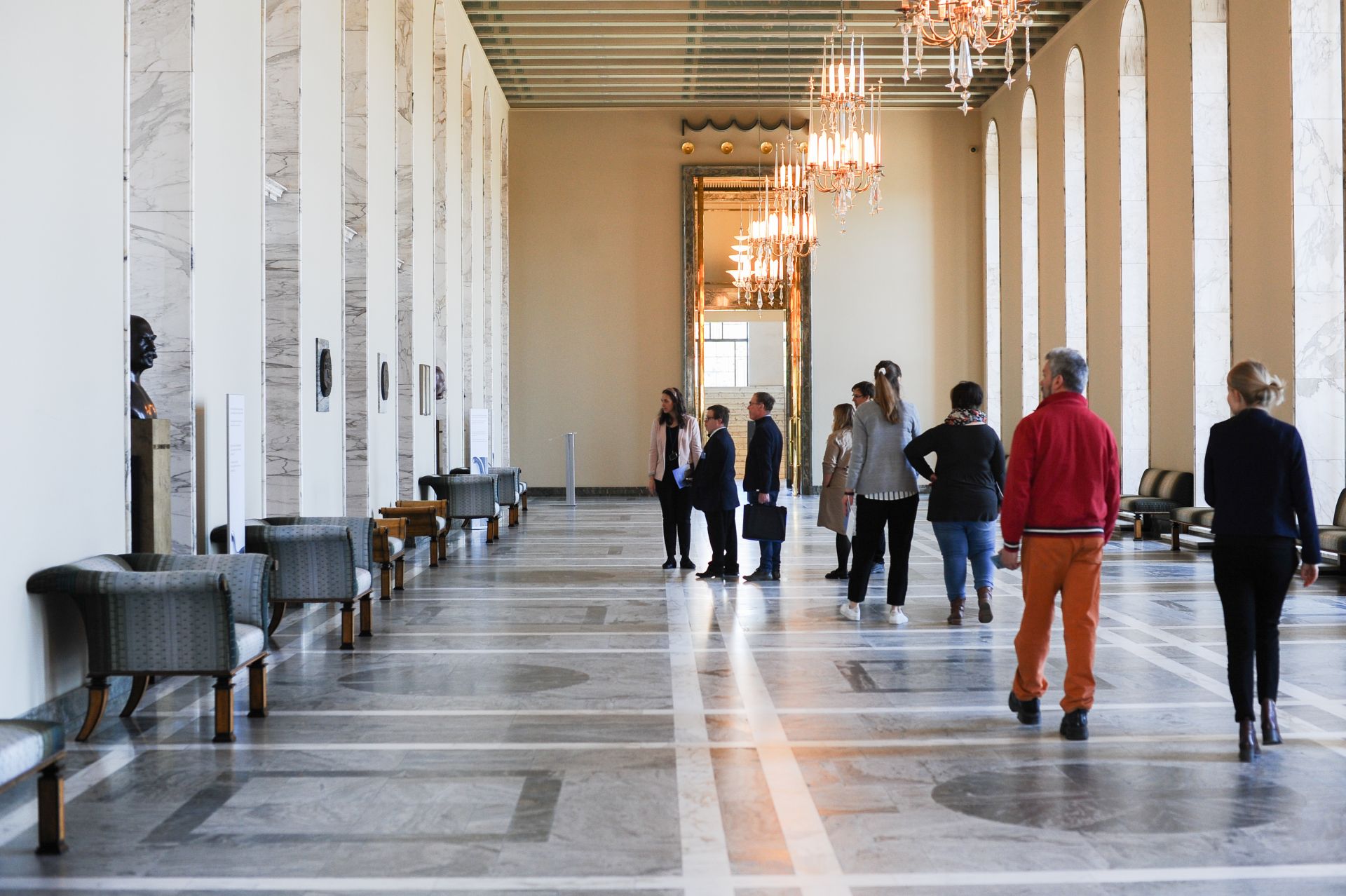 En grupp människor på rundvandring i marmorsalen i Riksdagshuset.