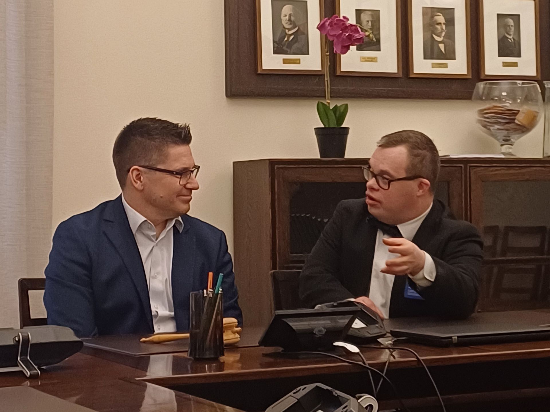 Styrelsemedlem Jonas Jansson pratar med riksdagsledamot Mikko Ollikainen